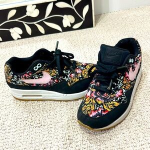 Nike WMNS AIR MAX 1
SPRING MIX Size 6 in great condition
